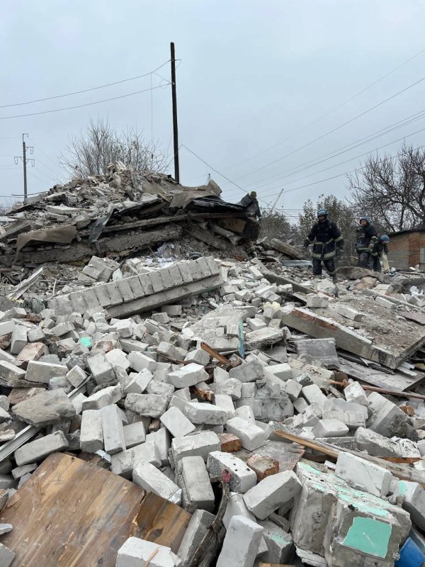 Російські терористи зруйнували обстрілами житловий будинок в Запорізькій області, триває розбір завалів (ФОТО)