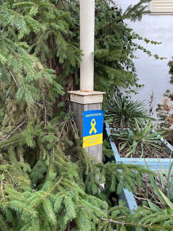 В Мелітополі українські патріоти розповсюджують українську символіку (ФОТО)