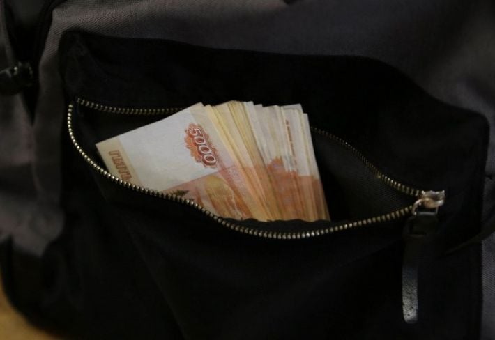 В Мелитополе из машины экспедитора украли сто тысяч рублей