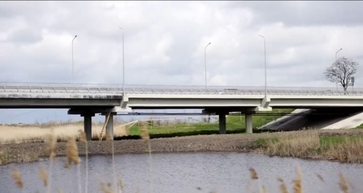 В Мелитополе после ремонта "уставшего моста" фуры все равно ездят в объезд