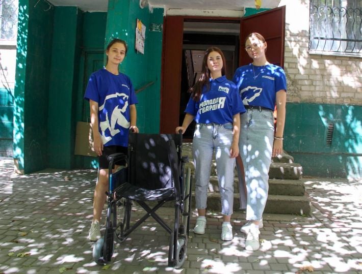 В Мелитополе юные рашисты пиарятся на подержанных инвалидных колясках (фото)