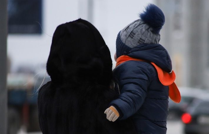 Служба такси в Мелитополе оставила женщину с ребенком на улице в комендантский час