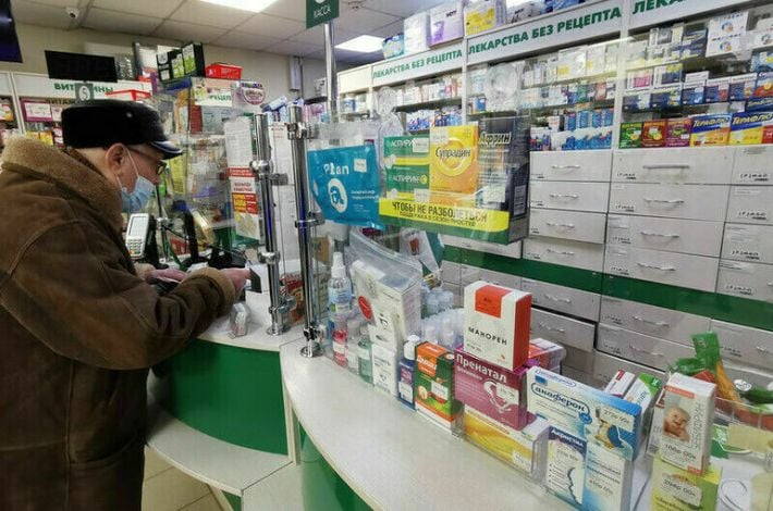 Сушат волосы и курят: мелитопольцев шокирует сервис "по-русски" в местной аптеке